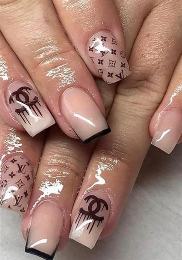 Acrylic short square nails with a sense of design