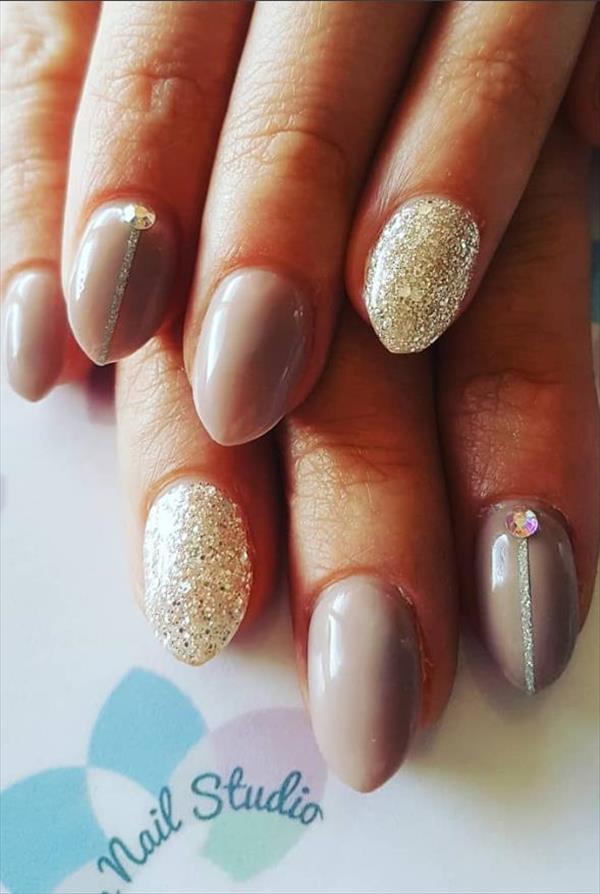 Shiny short almond nails with fine flash