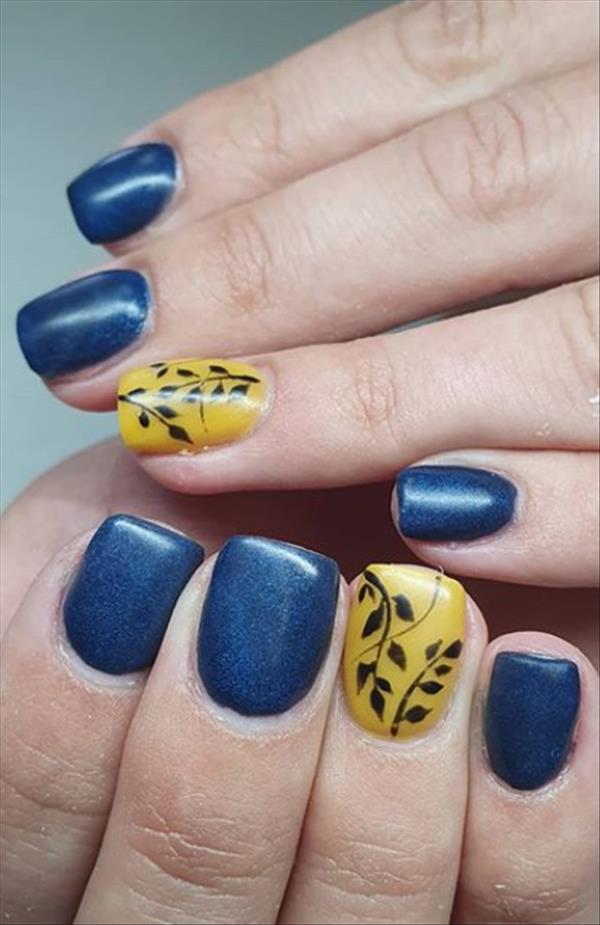 Short square nails with plants