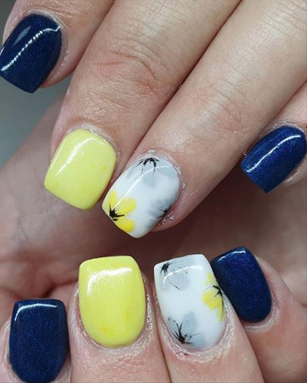 Short square nails with plants