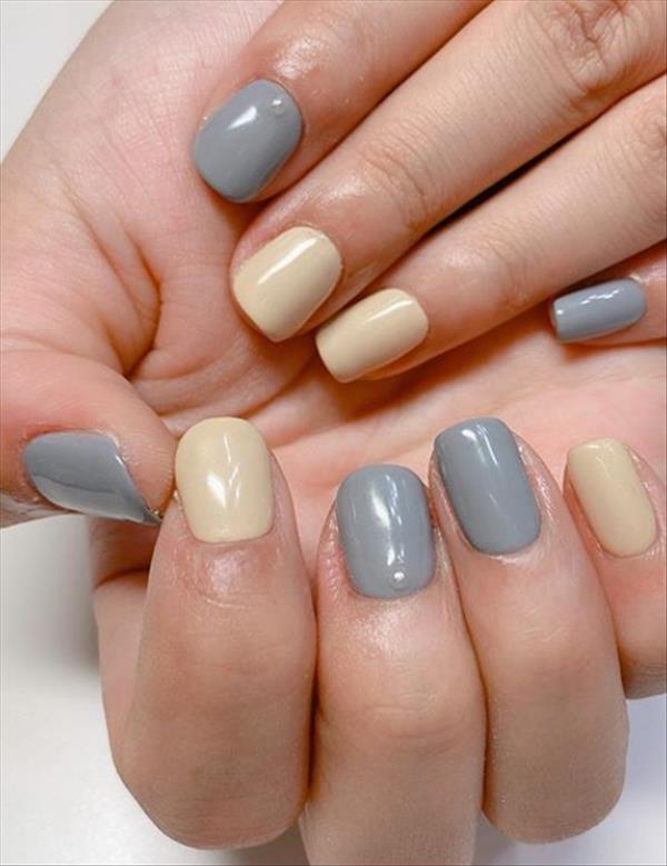 Short square nails with relatively simple style
