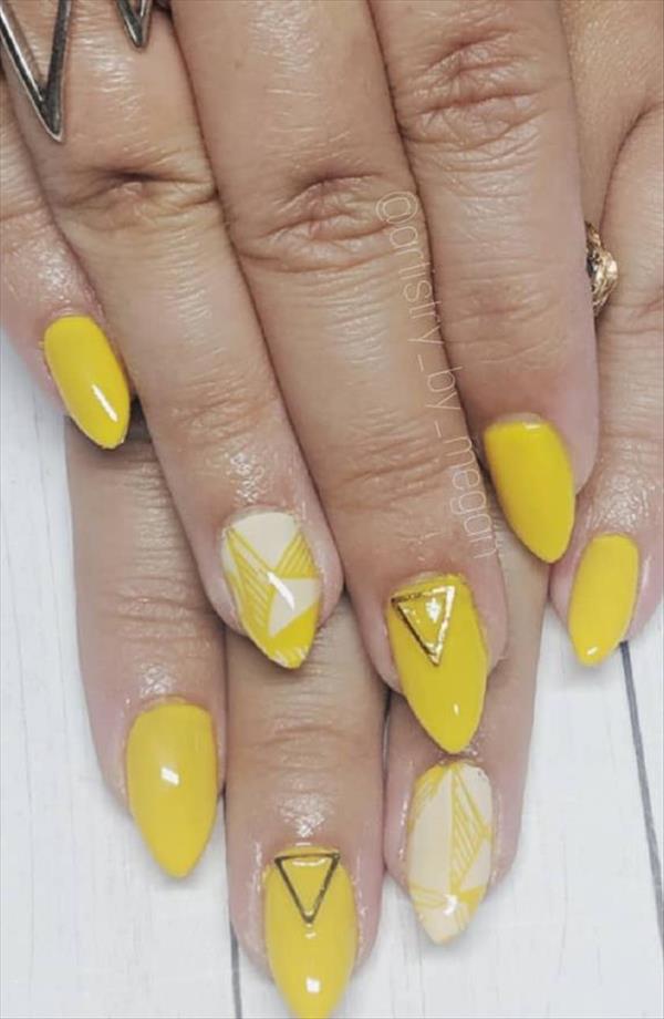 Short almond nails with a sense of design