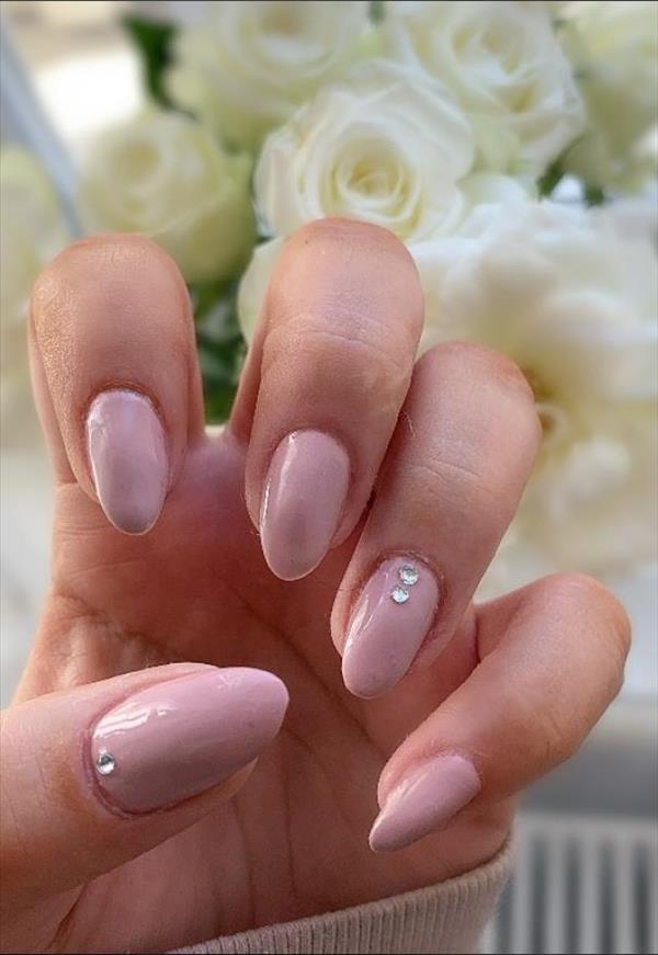 Short almond nails with broken diamonds