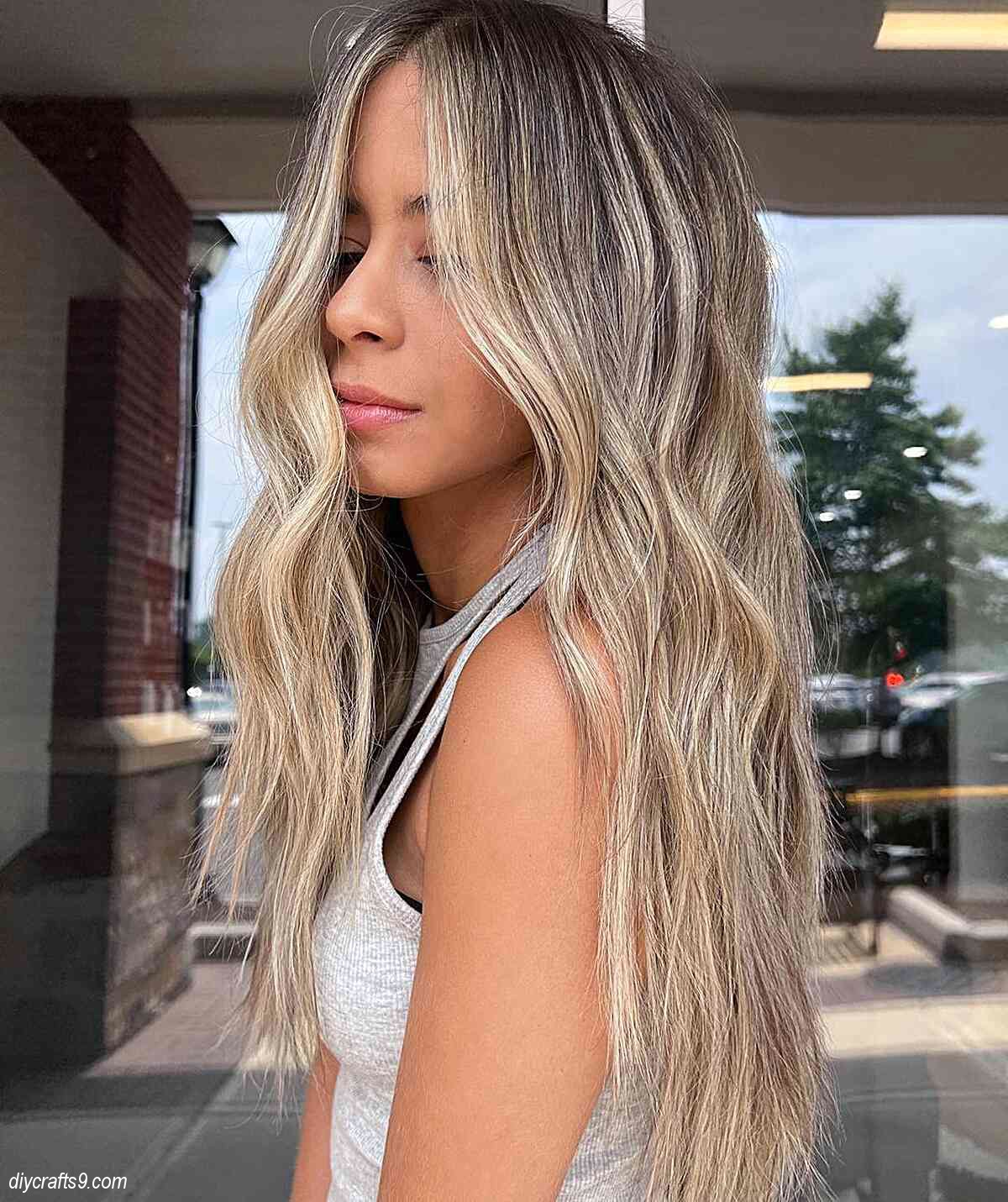 sexy blonde balayage accents on straight hair