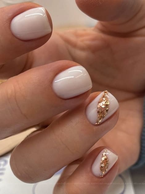 classy gold nails for winter.