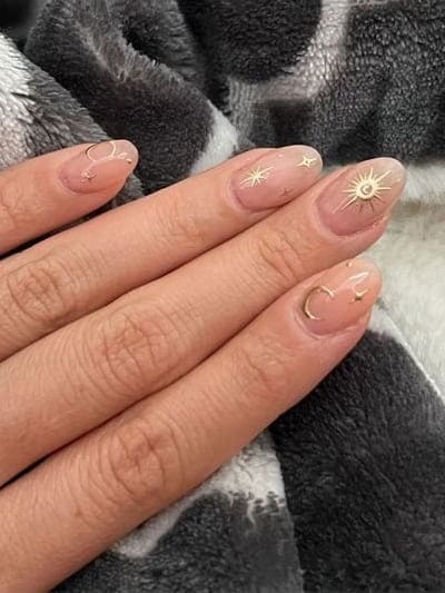 classy gold nails for winter.